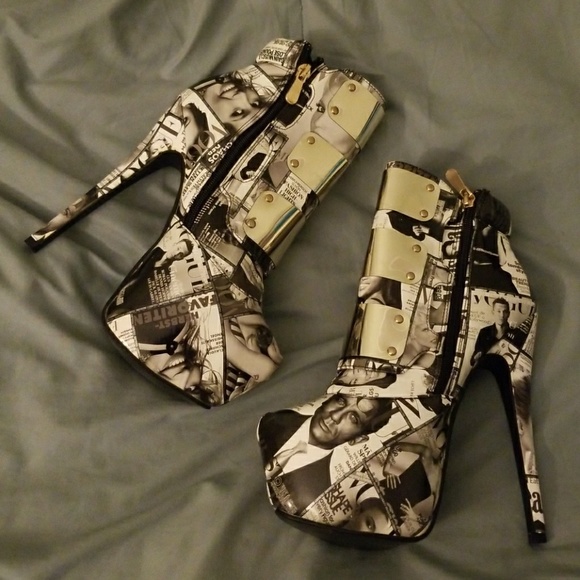 Magazine Printed Style Boots - Picture 1 of 4